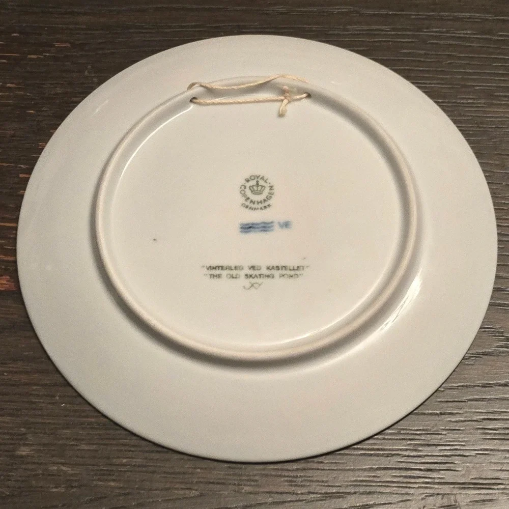 1989 Royal Copenhagen The Old Skating Pond Blue White Porcelain Collector Plate